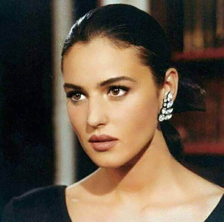 Моника Беллуччи в молодости: путь от провинциальной девушки до иконы европейского кино