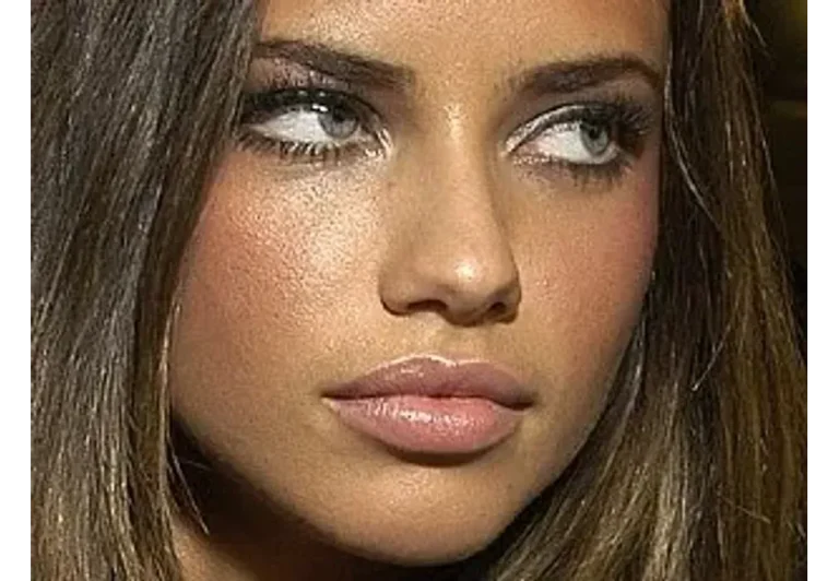 адриана лима в молодости: путь от бразильской школьницы до звезды Victoria’s Secret