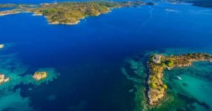 В Греции есть остров, где вода теплая почти круглый год и практически нет ветра