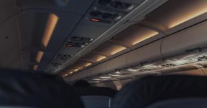 Почему в самолете приглушают свет перед взлетом и посадкой: ответ проще, чем кажется