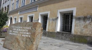 Австрия превратила дом Гитлера в ловушку для неонацистов